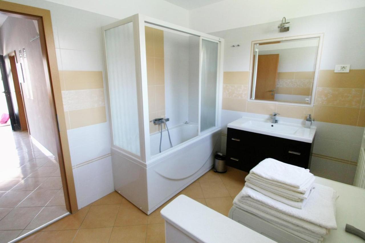 Apartments With A Parking Space Umag - 7666 Exterior foto